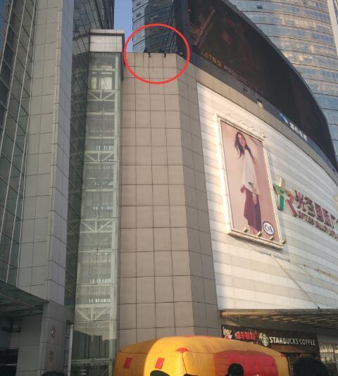 光谷国际广场三客商欲跳楼 或因百万投资被骗