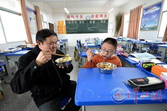 襄阳一初中出现玻璃娃娃 学校师生热心帮助