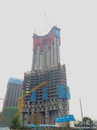 武汉绿地中心主塔楼突破150米 今年春节有望破