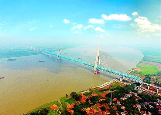湖北日报讯(记者廖志慧、雷闯、通讯员王虎、刘家华)昨日,宁(南京)安(庆)高铁开通运营。该高铁总体设计单位铁四院介绍,作为沿江铁路的一部分,宁安高铁将与正在修建的武九合客专相连,构成长江经济带的新动脉。 宁安高铁全长257公里,线路设计时速250公里,向东通过南京枢纽沟通上海、苏南,向西经铜九铁路通往江西并向中南、西南地区辐射,向北经合九铁路沟通合肥及中原地区,连接长三角城市群、武汉城市圈、环鄱阳湖城市群和长株潭城市群,坐高铁从安庆至南京、上海分别缩短至1.