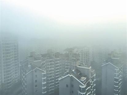 图为：江城雾没走，霾又来了