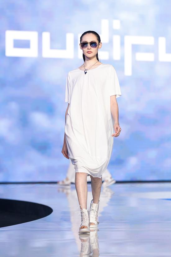 出生于湖北荆州的李祖亮，于2006年在上海创立OUDIFU欧蒂芙品牌。5年后的北京国际时装周上，他携欧蒂芙以“茧”型设计惊艳亮相。