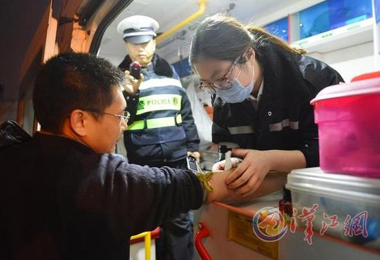 襄阳交警开展酒驾夜查整治行动 17名司机饮酒