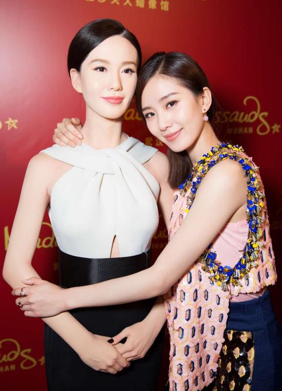 近日，人氣女星劉詩詩的全新蠟像首次在武漢杜莎夫人蠟像館展出，蠟像以時(shí)裝造型亮相在館內(nèi)。為了搶先一睹劉詩詩魅力，市民游客紛紛走進(jìn)武漢杜莎夫人蠟像館，館前門庭若市，人氣火爆。