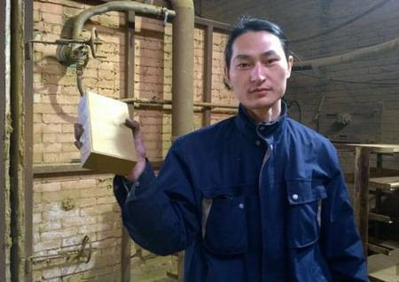 坚果兄弟用100天收集北京雾霾灰尘制成的板砖。
