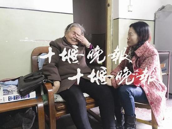 谈起何丽对自己的好,梁桂英老太太止不住流下感动的眼泪。