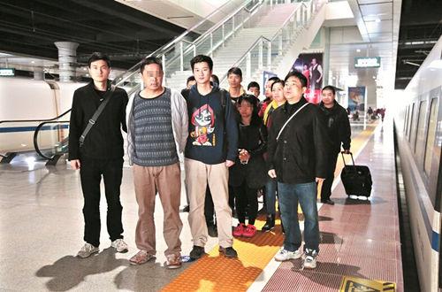 图为:警方押解犯罪嫌疑人,在南宁火车站乘车返汉