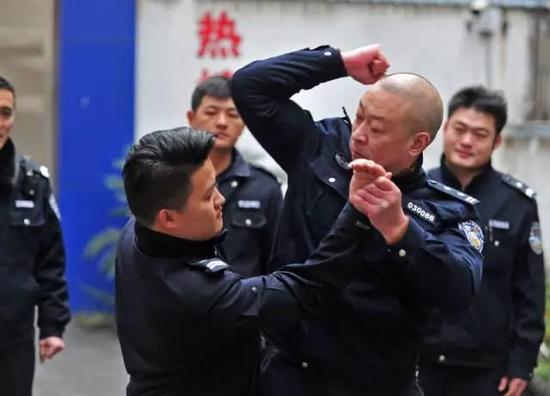 央首长的贴身警卫,曾一举夺得全国军警格斗大