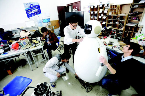 华科学子研制大白:萌萌哒智能机器人吸引围观