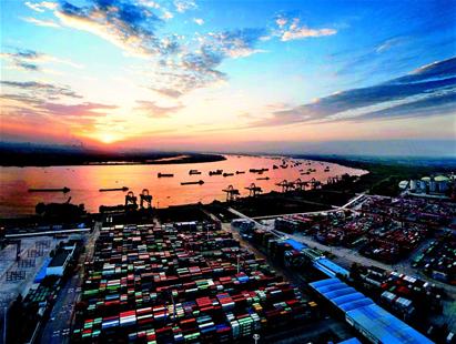 武汉新港阳逻港一片繁忙 单月集装箱吞吐量创