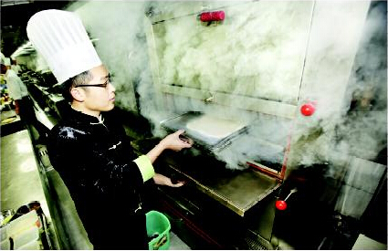 面團(tuán)要放入蒸鍋蒸熟才能使用。