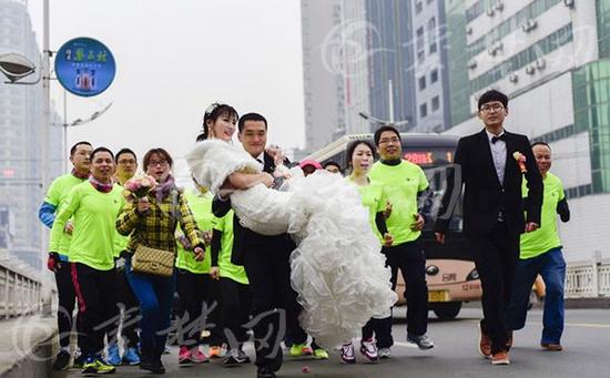 十堰城區(qū)上演“跑步”婚禮,新人以跑步代替婚車迎親
