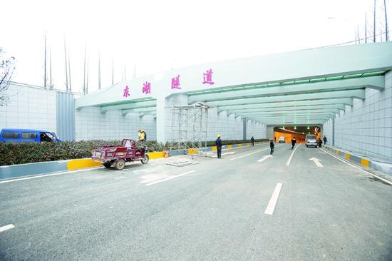 武汉交管部门:东湖隧道每天1至5点封闭限速60