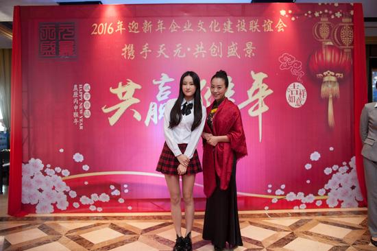 湖北天元盛景影视传媒有限公司法人代表孙莉(右)与金婧合影。