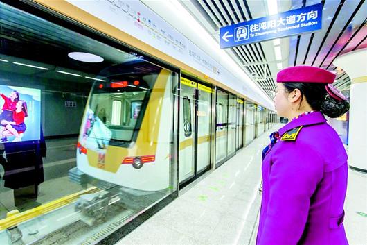 图为:3号线地铁驶进站台。