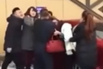 實(shí)拍女子帶兒子捉奸丈夫 竟發(fā)現(xiàn)第三者是兒媳