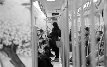 昨日，市民们乘坐在如同“深秋”的武汉地铁3号线车厢里