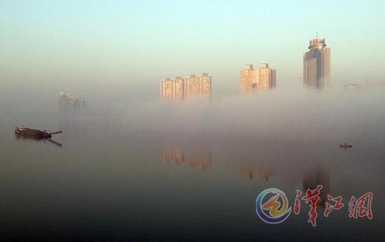 汉江水面升起薄雾 建筑物若隐若现宛若仙境