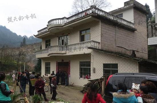 2男子盜竊被圍堵在屋內(nèi) 哭求:打一頓放了我們
