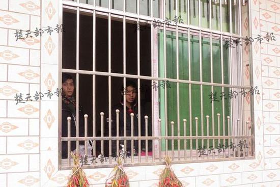 2男子盜竊被圍堵在屋內(nèi) 哭求:打一頓放了我們