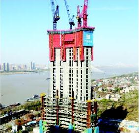 武汉绿地中心主塔楼目前已突破200米。通讯员 邓秀琼