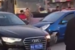 實(shí)拍奧拓街頭瘋狂撞擊奧迪 車頭保險(xiǎn)杠撞爛