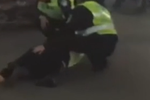 監(jiān)控：交警被摩托車撞飛十多米 十幾名交警截停