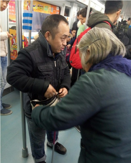 武汉地铁现奇葩：盲人前一秒乞讨下一秒睁眼数钱