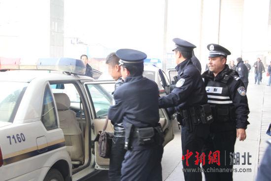 乘坐霸王车男子接受警方处理