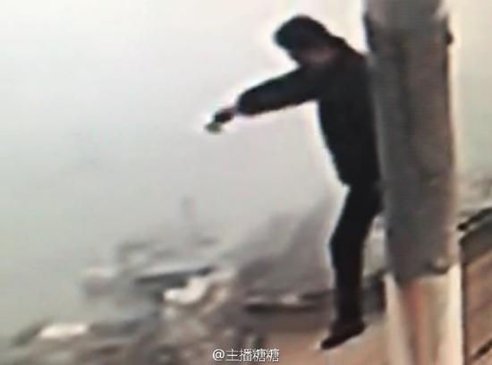 男子爬上长江大桥欲轻生 僵持两小时不愿接受营救