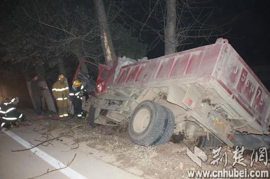 湖北男子边开车边打瞌睡 撞上大树才惊醒