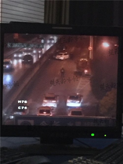 排隊(duì)等著進(jìn)水果湖隧道的車輛，已經(jīng)堵到了梨園。交警建議駕駛員繞行中北路。