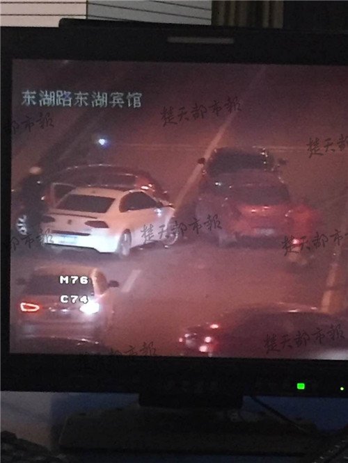記者從監(jiān)控錄像中看到，目前僅右側(cè)一股車道可通行，拖車剛剛趕到