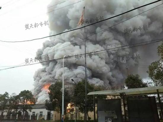 仙桃一化工厂发生爆燃事故 现场浓烟滚滚无人