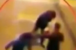 監(jiān)拍兩男子街頭瘋狂追砍武警戰(zhàn)士 對頭猛剁