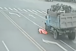 監(jiān)拍環(huán)衛(wèi)工奇跡躲過死神 連退3步險避高速貨車