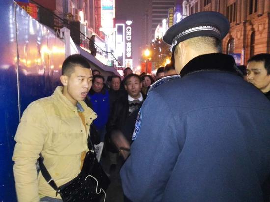 武汉城管清除违法占道经营钉子户 遭摊主暴力