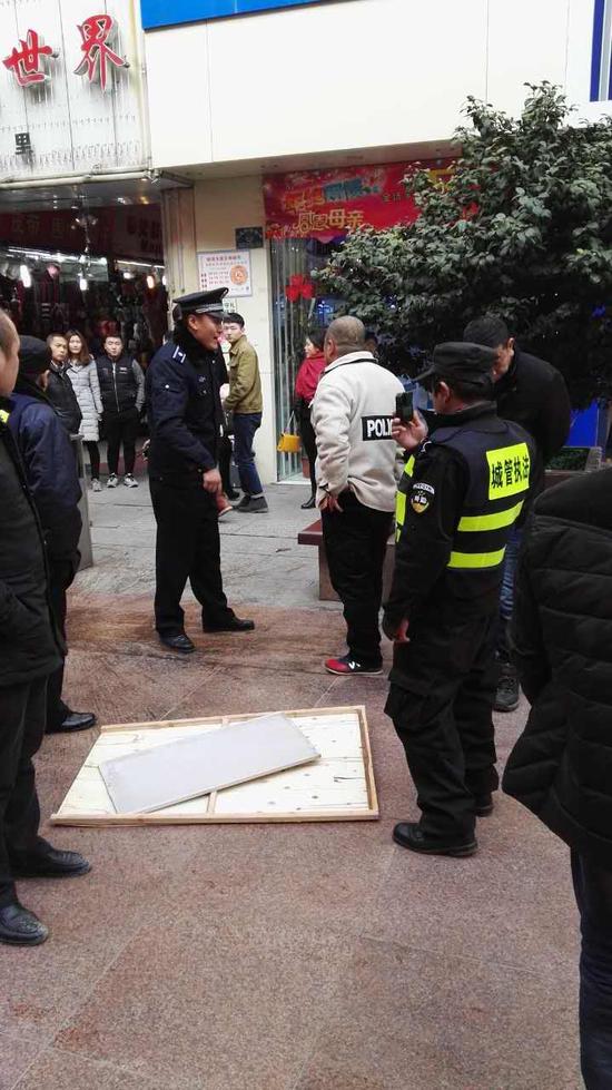 武汉城管清除违法占道经营钉子户 遭摊主暴力