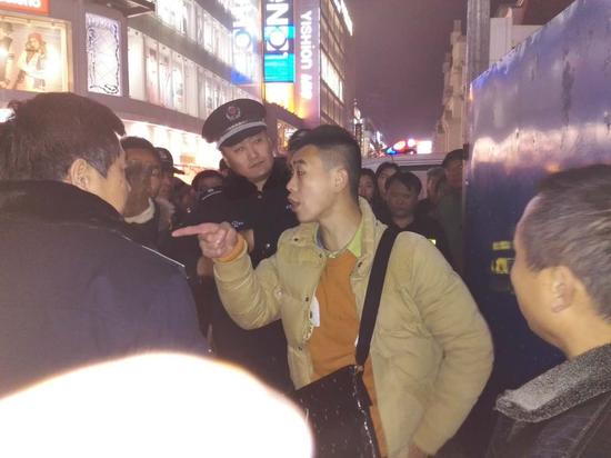 武汉城管清除违法占道经营钉子户 遭摊主暴力