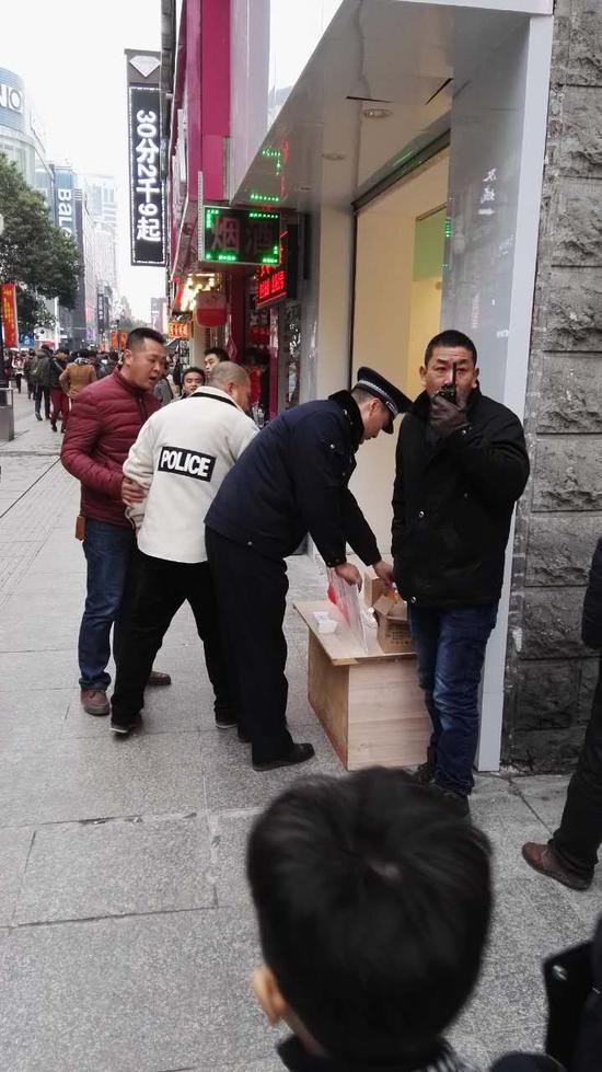 武汉城管清除违法占道经营钉子户 遭摊主暴力