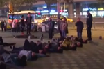 公司鼓勵(lì)員工摸女生舔垃圾桶 引市民報(bào)警