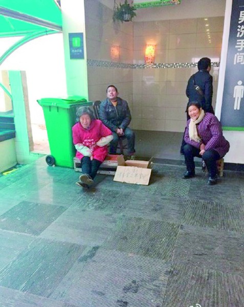 孝感村民跑到公共厕所收费 抗议高速服务区污