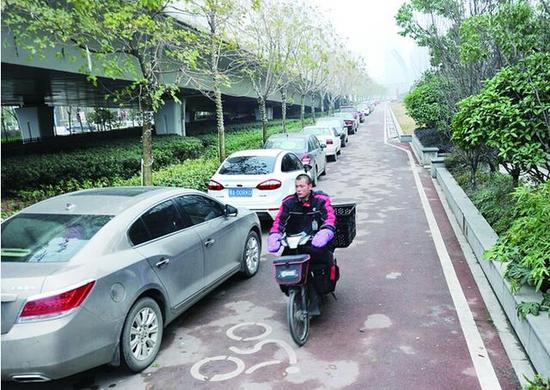武汉绿道屡被机动车侵占 有的变成停车场
