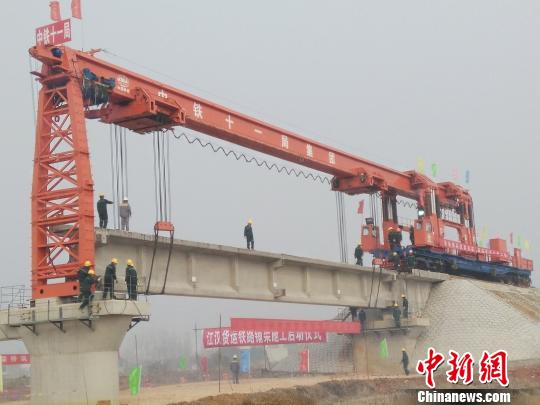 图为，湖北江汉铁路正式开始架梁现场。 徐金波 摄