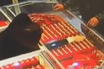 監(jiān)拍男子金店借試戴金鏈搶劫 戴上撒腿就跑