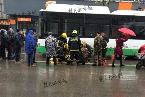 武汉一女子被卷入公交车底 消防用千斤顶将其救出
