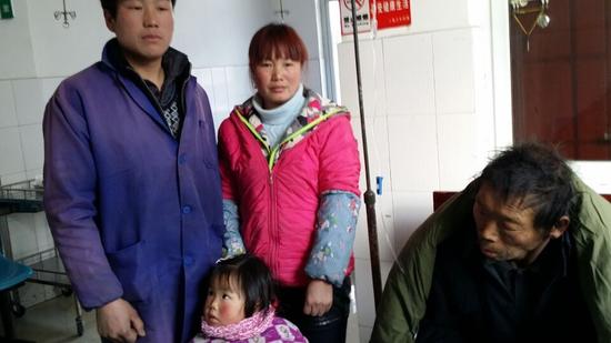 房县老人晕卧雪地 连续两天大雪致其饥寒交迫