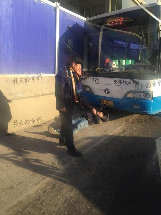 武汉闹市道路结冰 骑车男子被公汽卷入车底