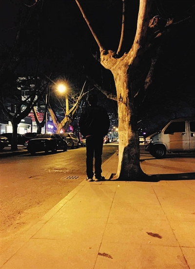 车到家乡已近午夜，父亲站在路边等我回家。新京报记者 兰斯 摄