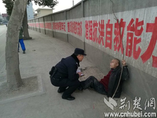 民警向爹爹詢問情況